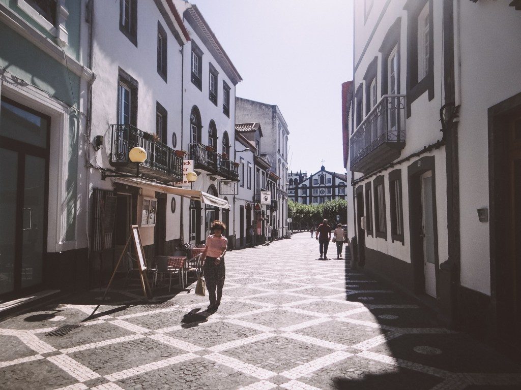 Malerische Gassen in Ponta Delgada, der Hauptstadt der Azoren Insel Sao Miguel