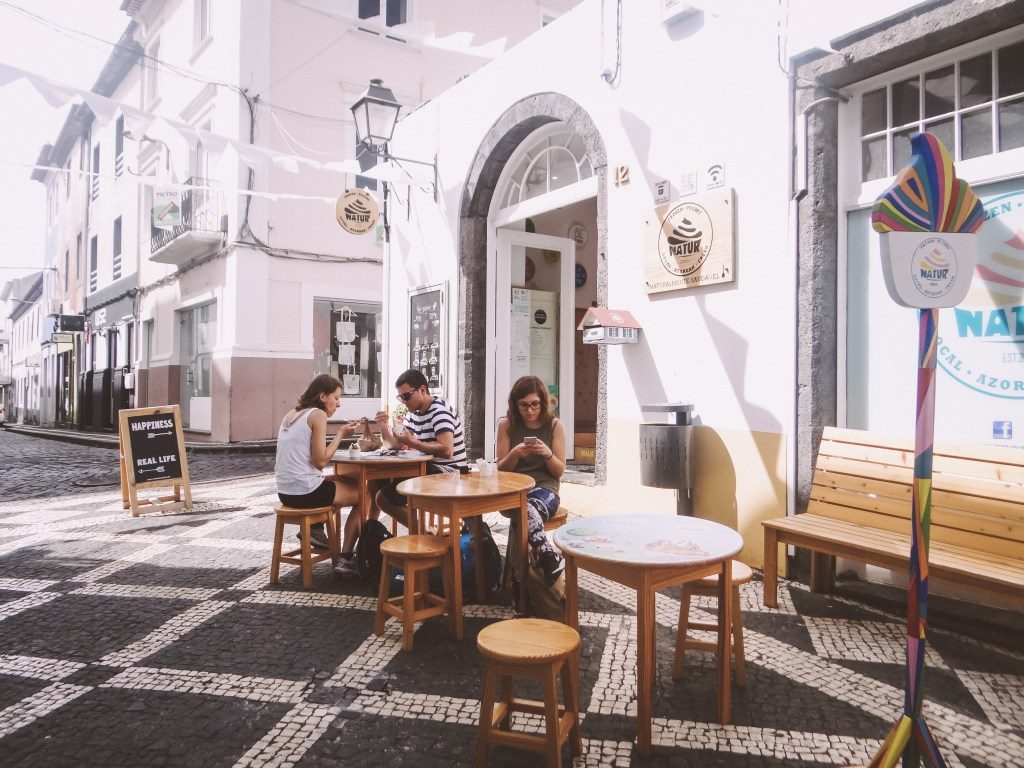 Hübsche, bunte Sraßen in Ponta Delgada auf der Azoren Insel Sao Miguel