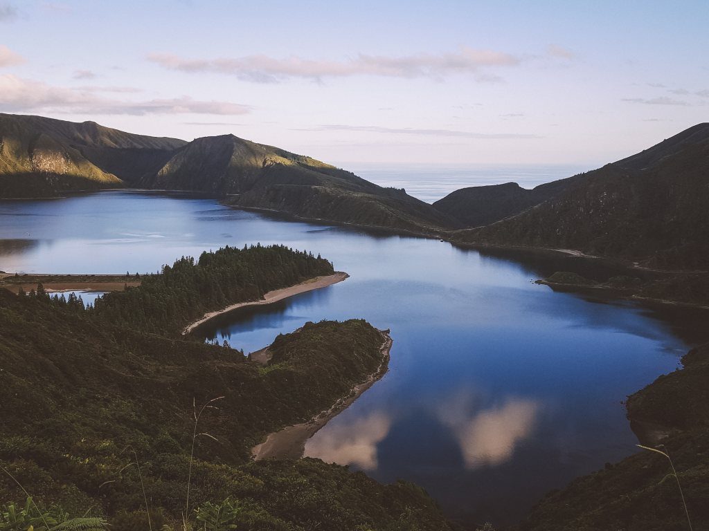 Natur Highlights und Reflexionen auf dem Lagoa do Fogo auf der Azoren Insel Sao Miguel