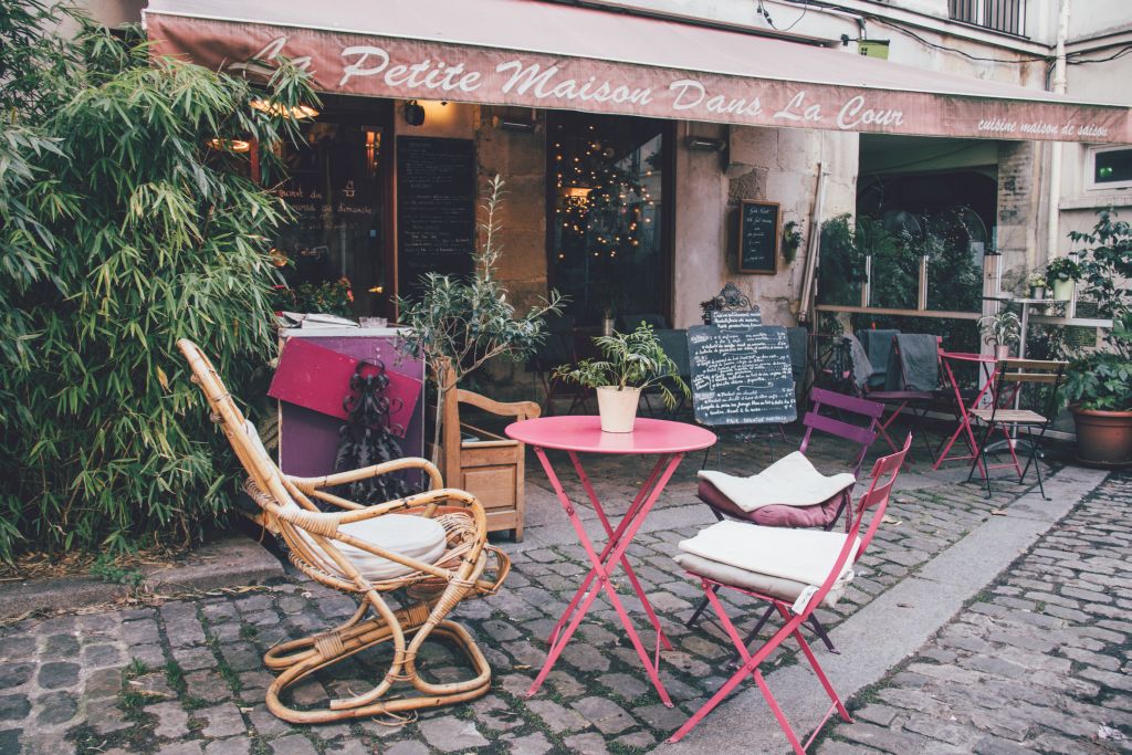 Die Teestube Le Petite Maison Dans La Cour in Paris mit schönem Innenhof