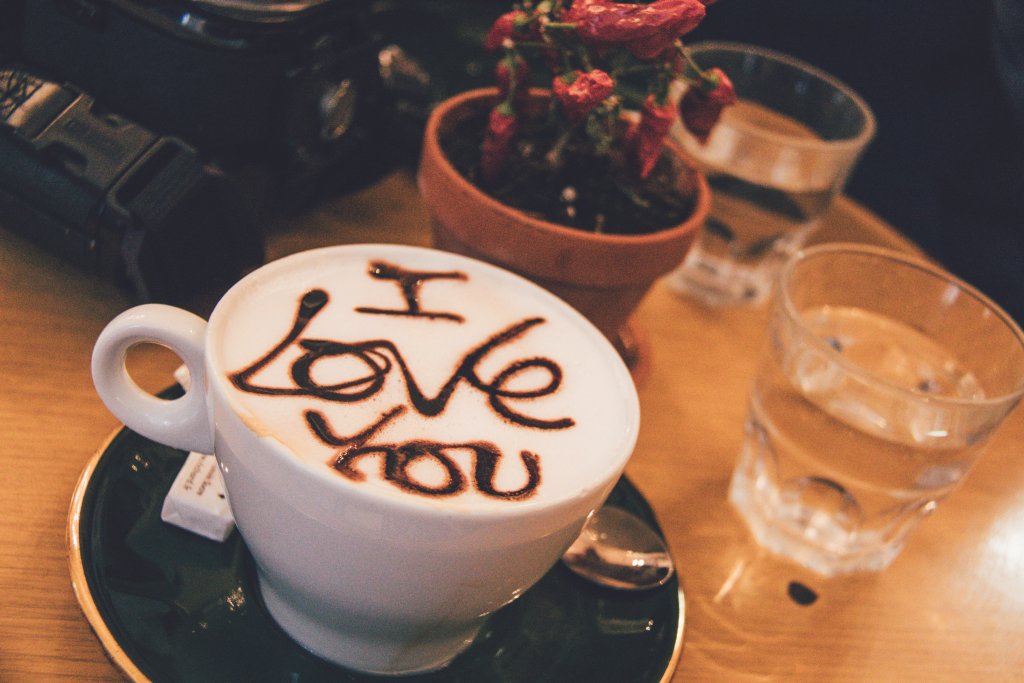 Italienischer Cappuccino in Paris