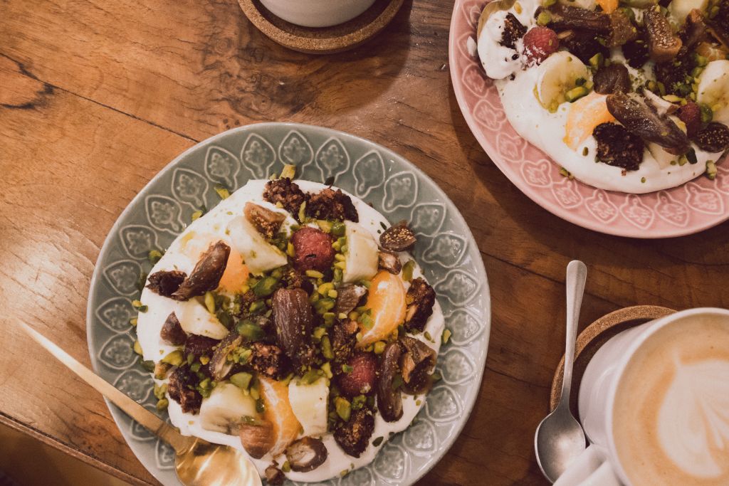 Gesundes Frühstück in Paris mit Obst und Joghurt