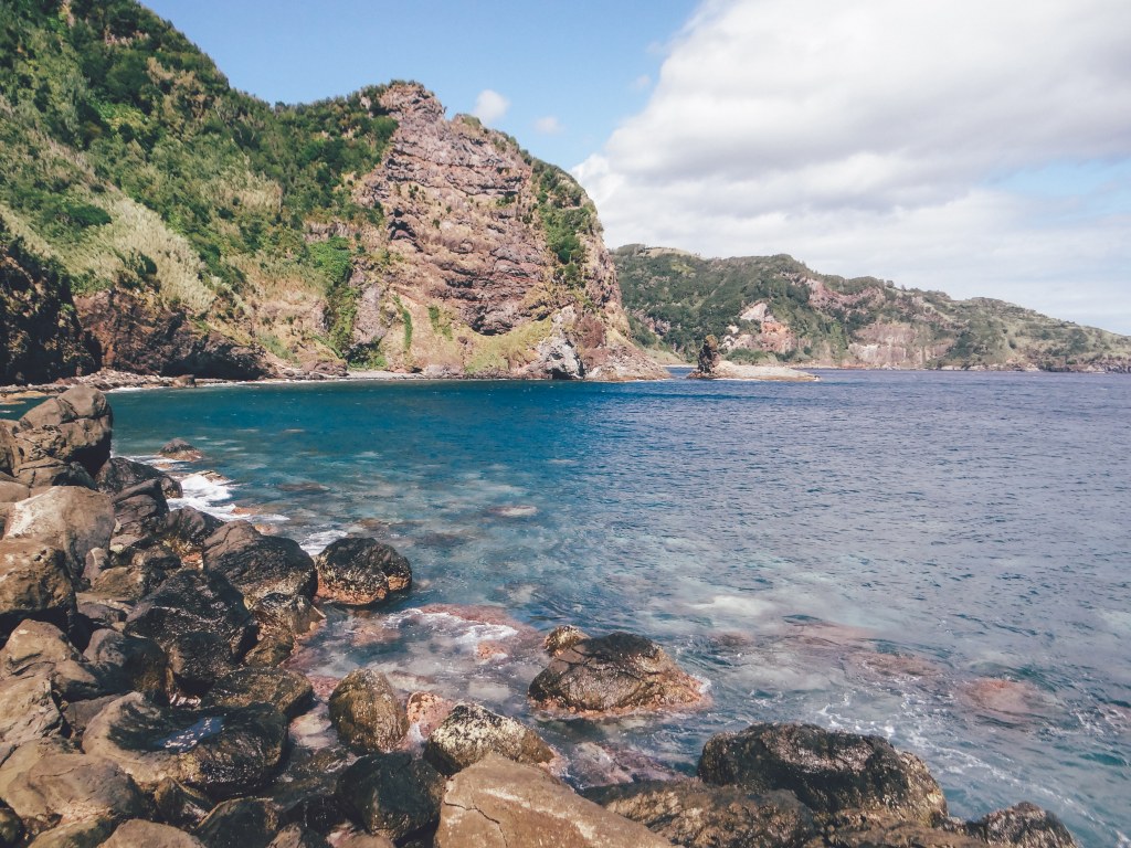 Steinige Küste auf der Azoren Insel Flores