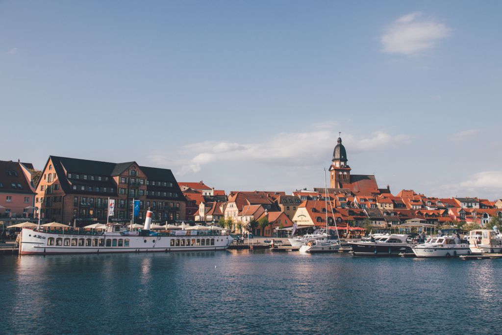 Blick auf Waren bei einem Hausboot Urlaub auf der Mecklenburgischen Seenplatte - Meine Tipps und Erfahrungen mit Locaboat