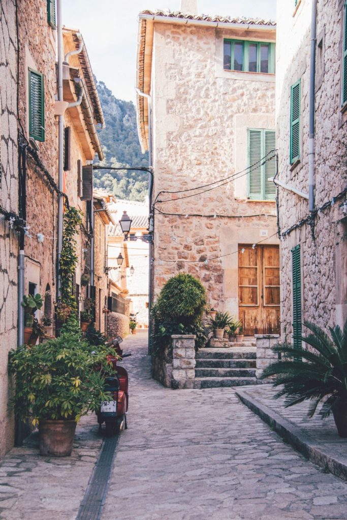 Vespa in einer Gasse in Valldemossa.