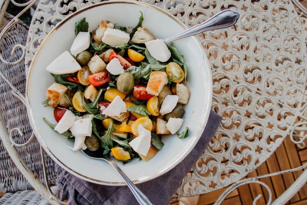 Panzanella Rezept für toskanischen Brotsalat