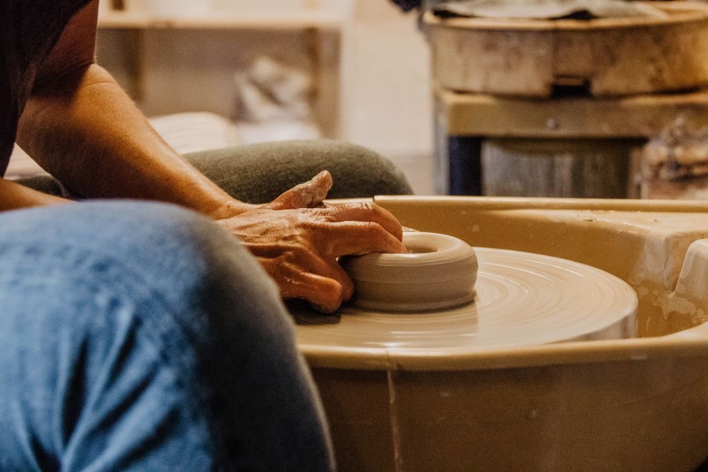 Die Künstlerin Pyttan Åberg an der Töpferscheibe
