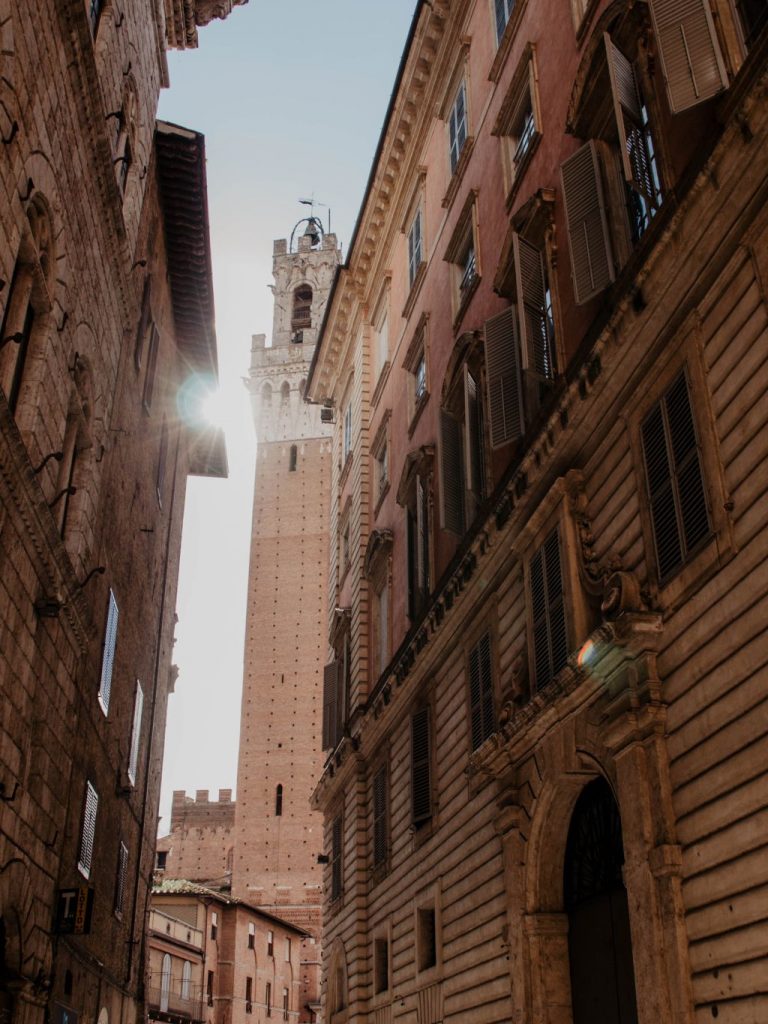 Sonnenschein in den schmalen Gassen von Siena