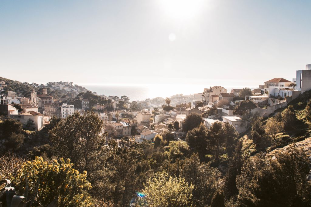 Marseille Sehenswürdigkeiten und Reisetipps Verträumter Blick von dem höchsten Berg Marseilles, dem La Garde