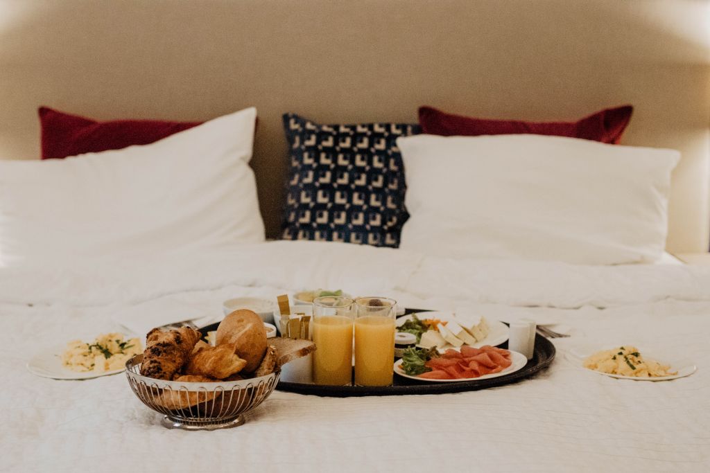 Kaum zu übertreffen: Frühstück im kuschligen Hotelbett.