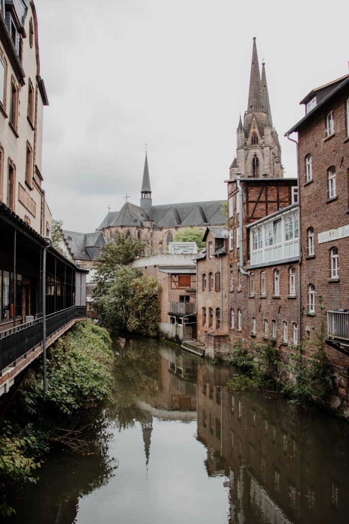 Die Lahn in der Altstadt von Marburg