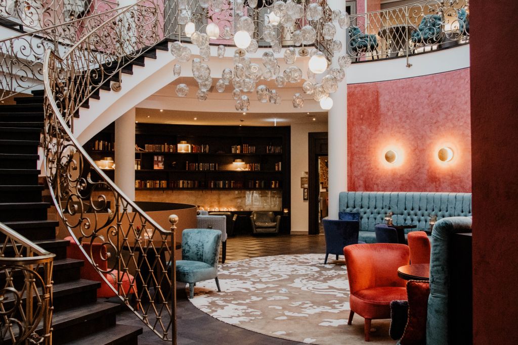 Die Treppe führt hinauf zur 360 Grad Bar.