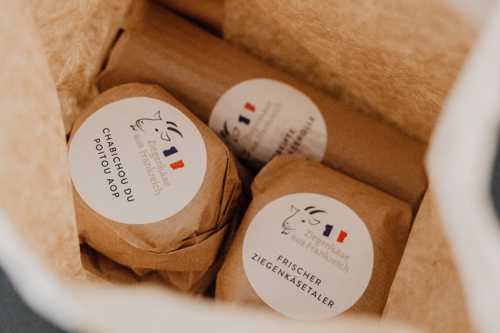 Eine Tüte mit französischem Ziegenkäse