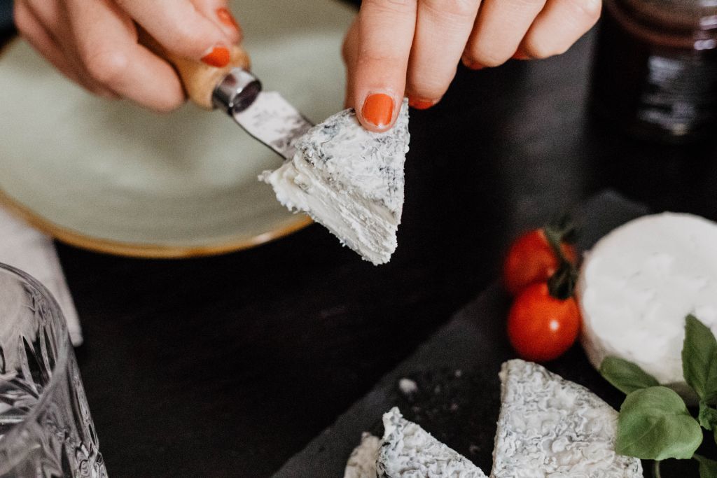 Ein Stück cremiger Ziegenkäse
