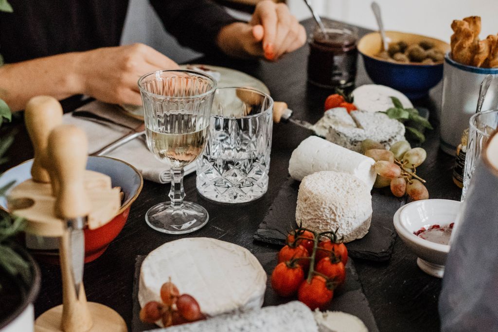Tafel für einen französischen Abend