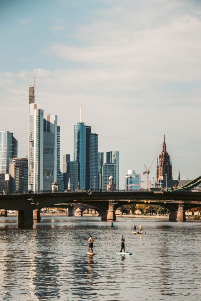 SUP in Frankfurt am Main mit Skyline Blick
