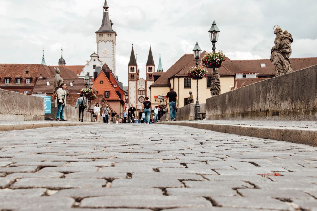 Blick von der Alten Mainbrücke auf den Kiliansdom in Würzburg