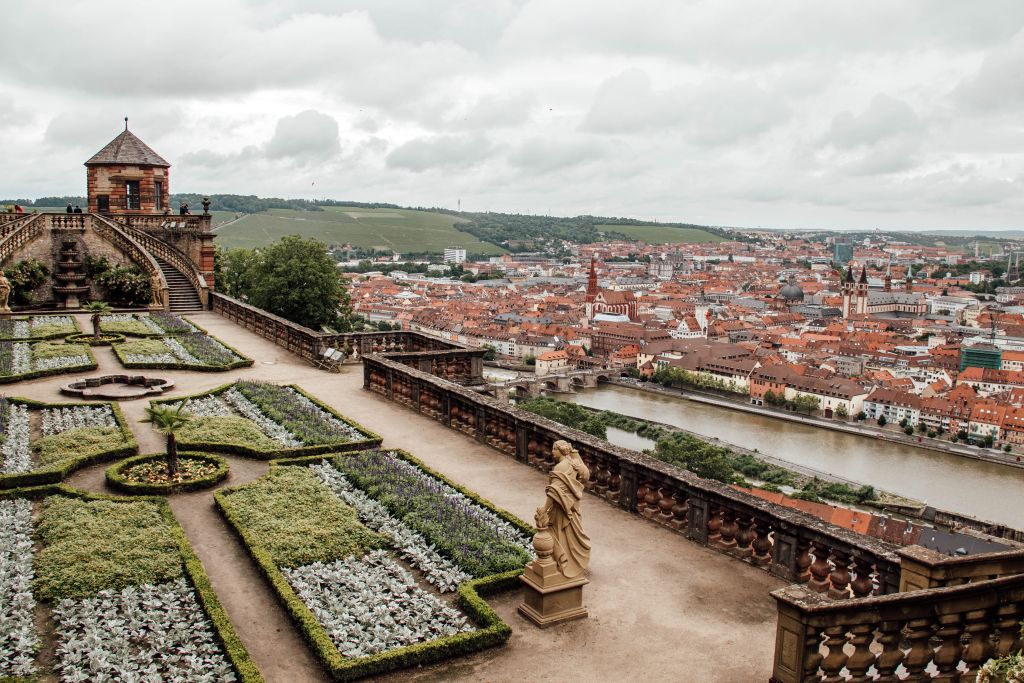 Blick vom Fürstengarten auf die Stadt Würzburg